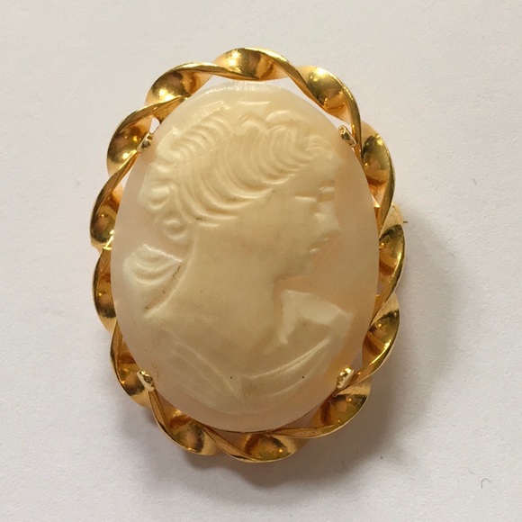 Carved Shell Cameo Pin Brooch Vintage Antique EUC - Picture 1 of 3